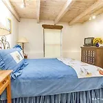 Old Santa Fe Charm Main House One-Bedroom Holiday Home