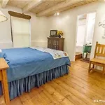 Old Santa Fe Charm Main House One-Bedroom Holiday Home